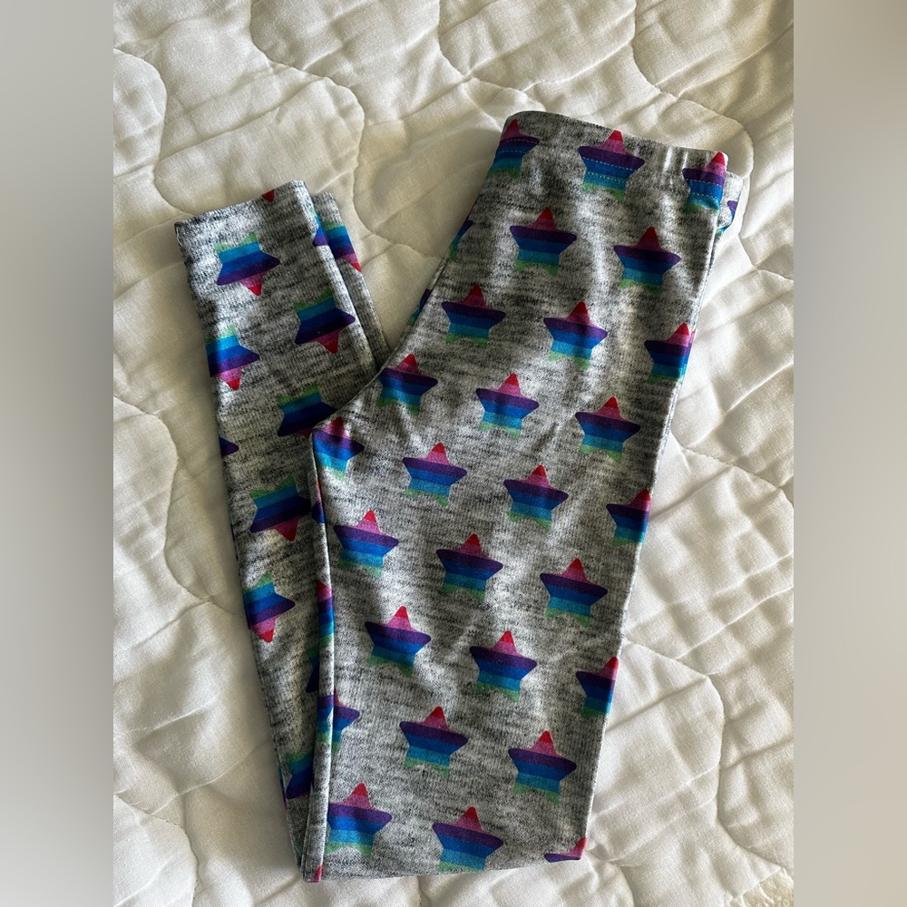 Kids grey leggings with colored stars.